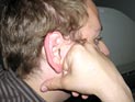 Люди лучше воспринимают информацию правым ухом, доказали ученые после похода по ночным клубам