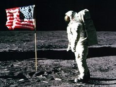 Американский астронавт Нейл Армстронг на Луне, фото с сайта NASA Американский астронавт Нейл Армстронг на Луне, фото с сайта NASA