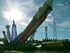 Ракета-носитель "Союз-ТМА" на стартовой площадке космодрома Байконур. Кадр ТК "Россия", архив Ракета-носитель "Союз-ТМА" на стартовой площадке космодрома Байконур. Кадр ТК "Россия", архив