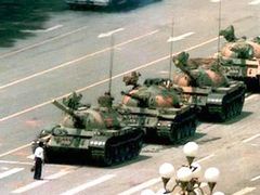 .Alt Танки на площади Тяньаньмэнь. Фото с сайта wikipedia.org .Alt Танки на площади Тяньаньмэнь. Фото с сайта wikipedia.org