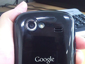  Google Nexus S.    engadget.com