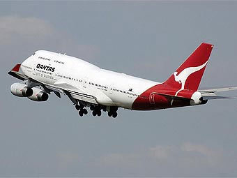   Qantas.  Adrian Pingstone   wikipedia.org